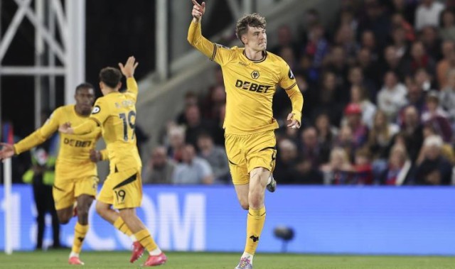 狼队主帅谈拉尔森今日缺阵：他只是受伤了，没办法出战