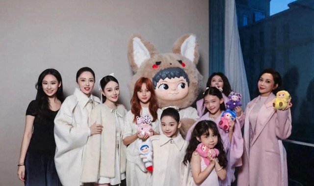 杜华晒星二代走秀！甜馨比李小璐还高，酒窝有星范儿，黄奕尴尬了